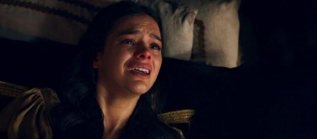 Catarina morre no último capítulo de Deus Salve o Rei (Foto: TV Globo) Catarina morre no último capítulo de Deus Salve o Rei (Foto: TV Globo)