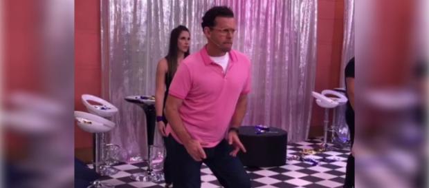 Fernando Rocha dança até o chão, ao som de Anitta Fernando Rocha dança até o chão, ao som de Anitta