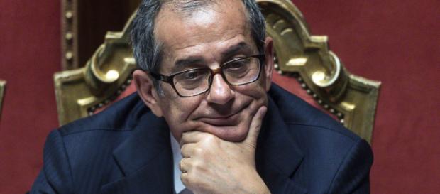 Il ministro Tria è pensieroso: cosa faccio resto o vado via dal governo? Il ministro Tria è pensieroso: cosa faccio resto o vado via dal governo?