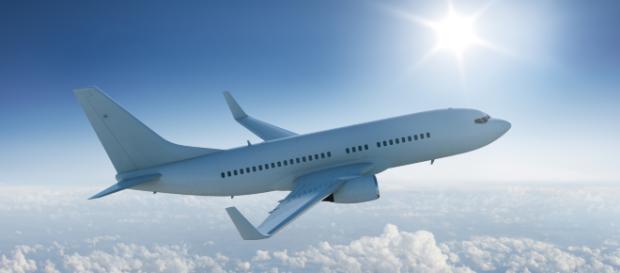 Neonato trovato morto nella toilette di un aereo Neonato trovato morto nella toilette di un aereo