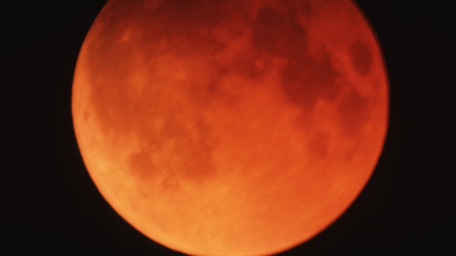 Venerdì 27 luglio eclissi lunare: ecco come e dove vedere il satellite di colore rosso