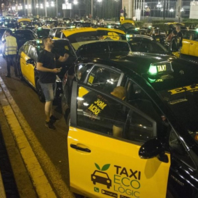 Protesta del sector taxi tranca la Gran Vía en Barcelona