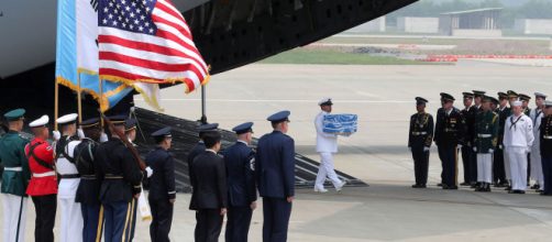 EE.UU. recibe los restos de los soldados caídos tras la guerra de Corea