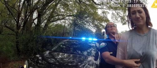 Georgia, due agenti hanno deciso l'arresto di una giovane donna a testa o croce