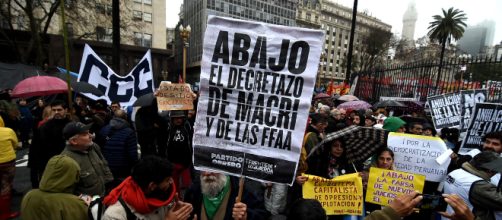 Miles de argentinos marchan contra la reforma que saca el Ejército a las calles