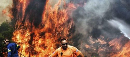 Nella foto alcuni soccorritori che tentano di domare l'incendio (via TgCom24)