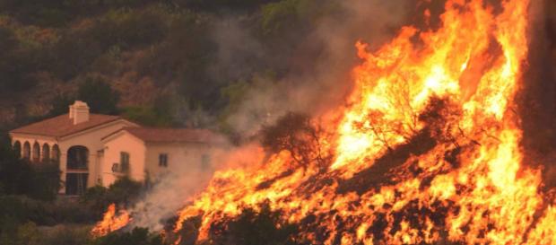 Amplían órdenes de evacuación por incendio en California Amplían órdenes de evacuación por incendio en California