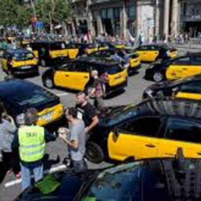 Continúa la protesta indefinida de los taxistas en Barcelona y se incrementa el conflicto