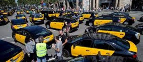 Continúa la protesta indefinida de los taxistas en Barcelona y se incrementa el conflicto