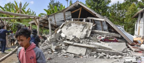 Sismo de magnitud 6.4 en Indonesia deja 14 muertos y 162 heridos