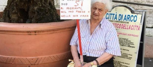 Arco: anziana di 83 anni ''io dico sì ai migranti'' - Facebook. Arco: anziana di 83 anni ''io dico sì ai migranti'' - Facebook.