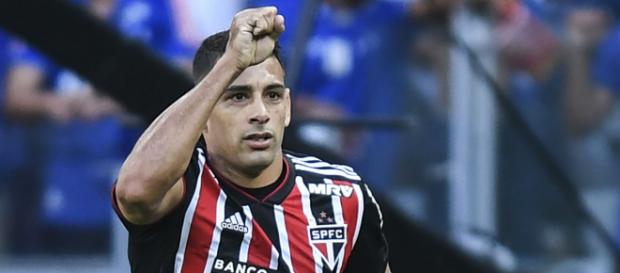 Centroavante fez o seu sexto gol no campeonato, e dez na temporada Centroavante fez o seu sexto gol no campeonato, e dez na temporada