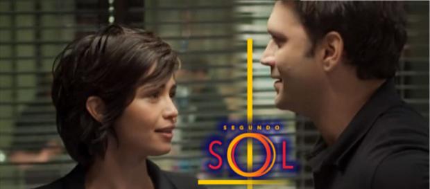 Selma e Ionan se beijam, após ele sentir o bebê mexendo na barriga dela Selma e Ionan se beijam, após ele sentir o bebê mexendo na barriga dela