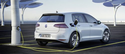 Auto elettriche, gli obiettivi Ue e le perplessità dei costruttori: costano troppo