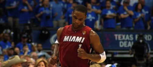 Chris Bosh is a former NBA player to keep an eye on as he could return to the league to join LeBron in LA. [Image via NBA/YouTube]