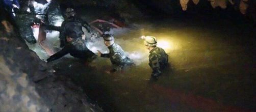 TAILANDIA / El rescate de los niños atrapados en una cueva se complica