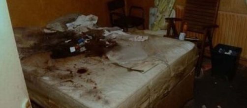Un fermo immagine del filmato girato dalla polizia: questo il materasso su cui la donna è stata costretta a vivere.