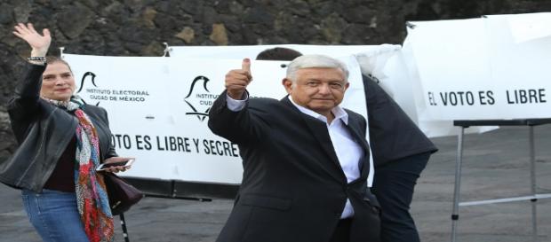 AMLO muestra su pulgar después de participar en la jornada electoral AMLO muestra su pulgar después de participar en la jornada electoral