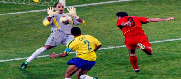 Goleiro Marcos em ação no jogo de 2002 Goleiro Marcos em ação no jogo de 2002