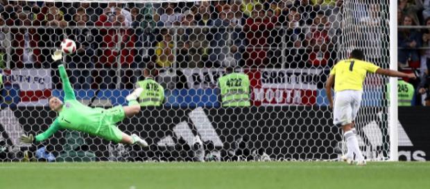 Goleiro Pickford defendendo o lance adversário Goleiro Pickford defendendo o lance adversário