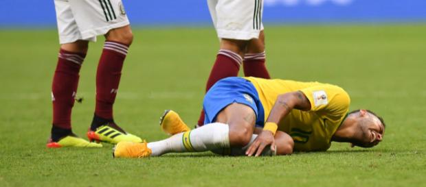 Neymar continue d'énerver de nombreux internautes et autres supporteurs de l'équipe brésilienne Neymar continue d'énerver de nombreux internautes et autres supporteurs de l'équipe brésilienne