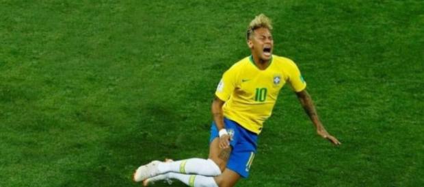 Neymar é acusado de ficar encenando quedas, durante Copa do Mundo Neymar é acusado de ficar encenando quedas, durante Copa do Mundo