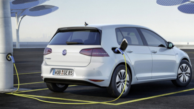 Auto elettriche, gli obiettivi Ue e le perplessità dei costruttori: costano troppo