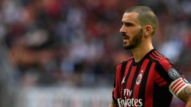 Leonardo Bonucci attende di conoscere gli sviluppi del futuro del Milan sul piano societario: intanto si muovono i top club europei.