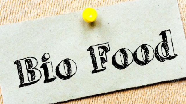 Nas, sequestrate 100 tonnellate di cibo bio: etichette irregolari e topi tra le merci