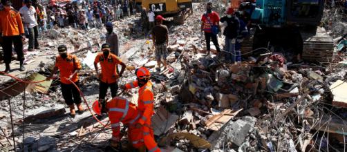 Aumenta número de víctimas de sismo en Indonesia