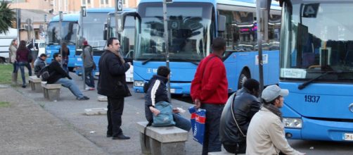 Catania, africane cercano di salire sul bus: autista va via.