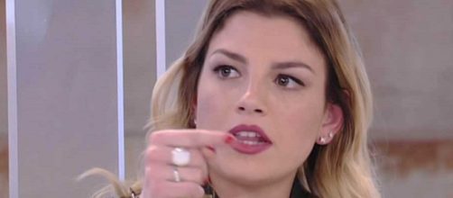 Gossip, Emma Marrone litiga a distanza con un fan: il botta e risposta diventa virale.