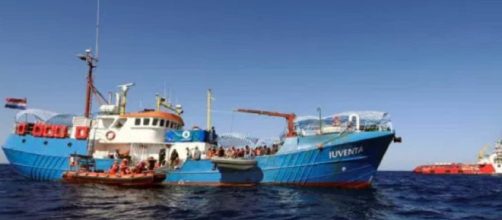 Nave italiana salva immigrati e li riporta in Libia
