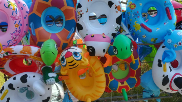 Agenti in borghese sequestrano carico di giochi da spiaggia