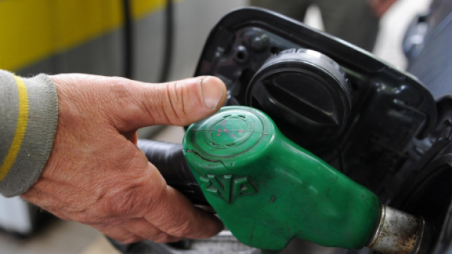 Stangata in arrivo per il caro - carburante sull'esodo estivo