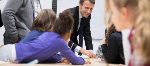 Francia, Macron esulta: ok del Senato alla legge sul divieto di uso del cellulare nelle scuole.