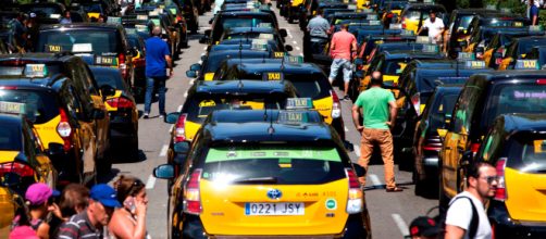 Los taxistas mantienen el paro a la par del cierre de la Gran Vía en Barcelona