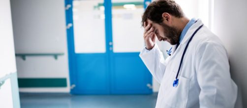 Muore un paziente: i familiari sfasciano l'ospedale e aggrediscono i medici