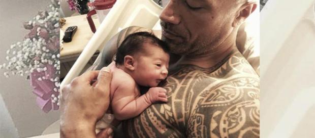 Dwayne Johnson muestra su lado más tierno en un vídeo con su bebe de tres meses Dwayne Johnson muestra su lado más tierno en un vídeo con su bebe de tres meses
