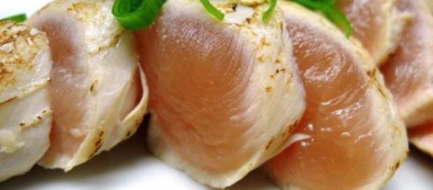 Grecia, mangia pollo crudo e muore Grecia, mangia pollo crudo e muore