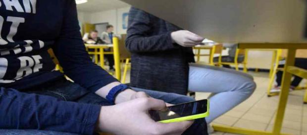 La loi qui interdit le téléphone portable à l'école vient d'être votée La loi qui interdit le téléphone portable à l'école vient d'être votée
