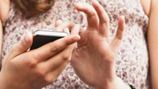 Les adolescents accros au téléphone portable pendant les vacances d'été