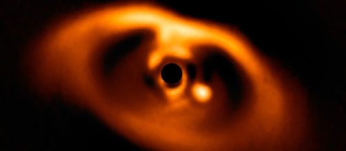 Astronomers deliver darling first image of a baby planet - CNET - cnet.com