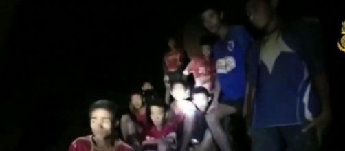 TAILANDIA/ Rescatistas evalúan la posibilidad de sacar a los jóvenes de la cueva buceando