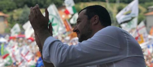 Il leader della Lega, Matteo Salvini, saluta a Pontida
