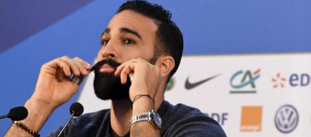 Adil Rami, défenseur de l'OM et membre de 23 du groupe de Deschamps, a amusé la galerie en conférence de presse ce Mercredi 4 Juillet. Adil Rami, défenseur de l'OM et membre de 23 du groupe de Deschamps, a amusé la galerie en conférence de presse ce Mercredi 4 Juillet.
