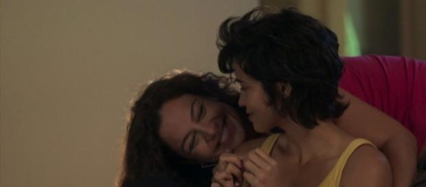 Maura e Selma formam casal na novela das 21h. Maura e Selma formam casal na novela das 21h.