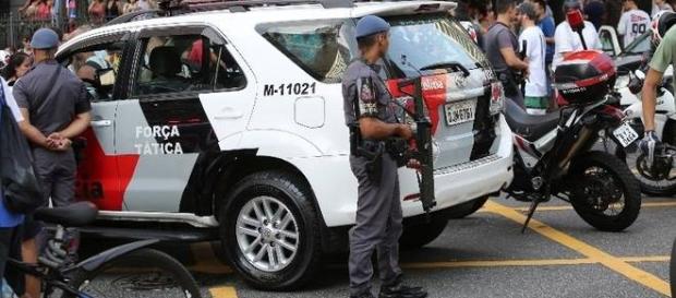 Suspeita é atingida pela arma de um policial militar de São Paulo. Suspeita é atingida pela arma de um policial militar de São Paulo.