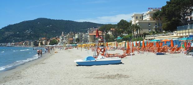 Alassio: cane ringhia a neri e tutti applaudono, una signora si dissocia e viene insultata Alassio: cane ringhia a neri e tutti applaudono, una signora si dissocia e viene insultata