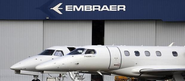 Boeing e Embraer anunciam criação de nova empresa; ações da Embraer entram em forte queda após anúncio. Boeing e Embraer anunciam criação de nova empresa; ações da Embraer entram em forte queda após anúncio.